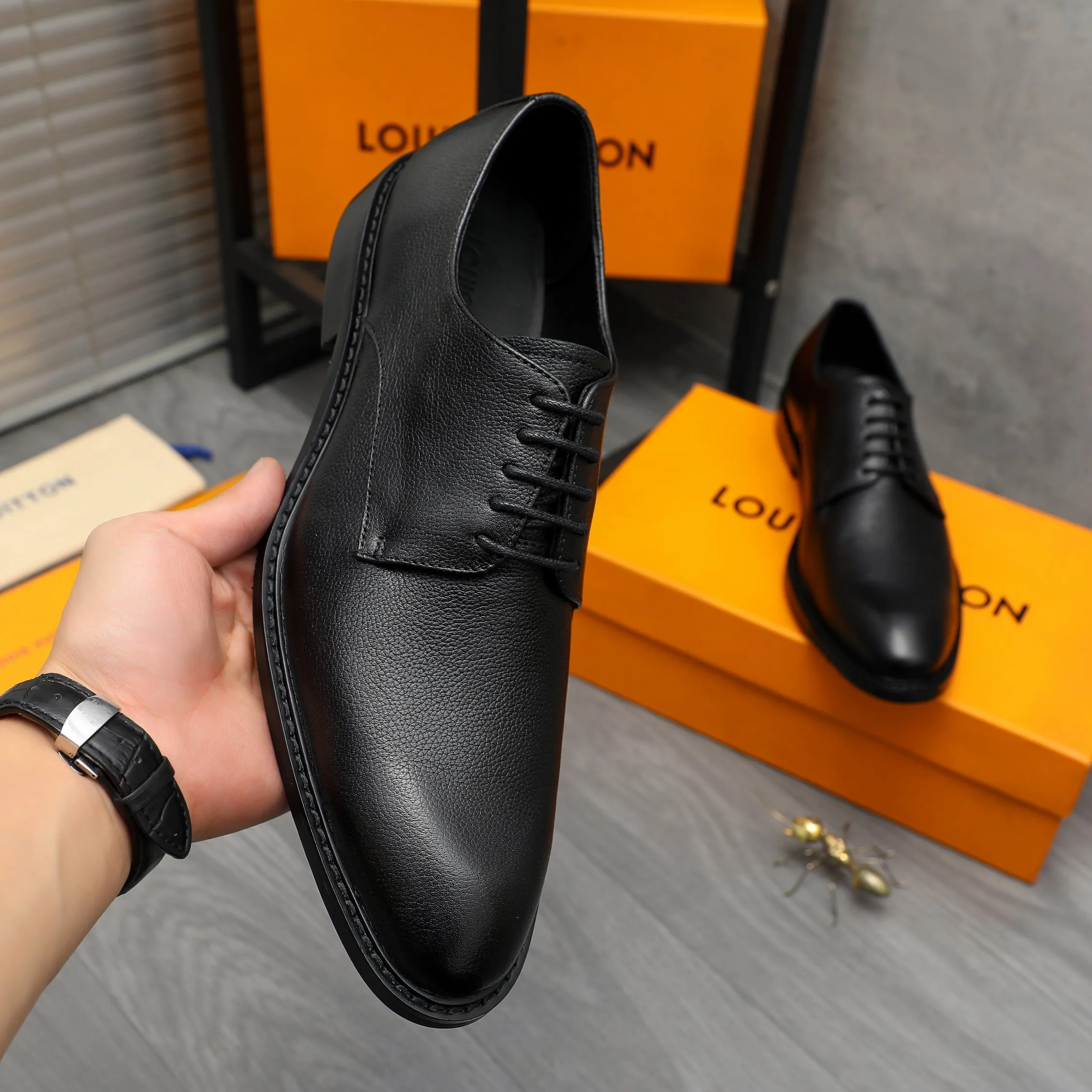 Men's shoes 💰p460 Product trademark: LV (Louis Vuitton) business lace-up formal leather shoes Regular size: 39-44 (38.45 custom-made, non-returnable) Product materials: Selected high-quality pebbled cowhide upper, cowhide lining, original rubber outsole